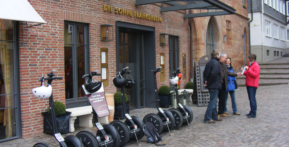 Die Segways stehen vorm Eingang des Hotel Die Sonne Frankenberg bereit.