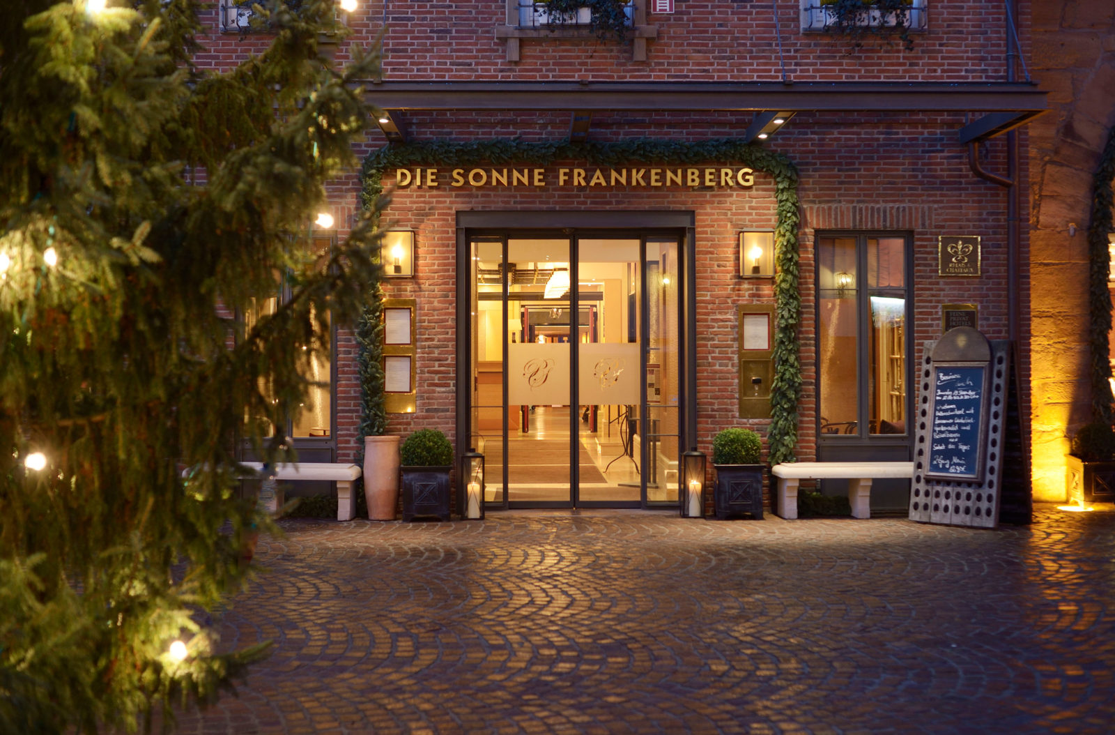 Eingang Hotel Die Sonne weihnachtlich