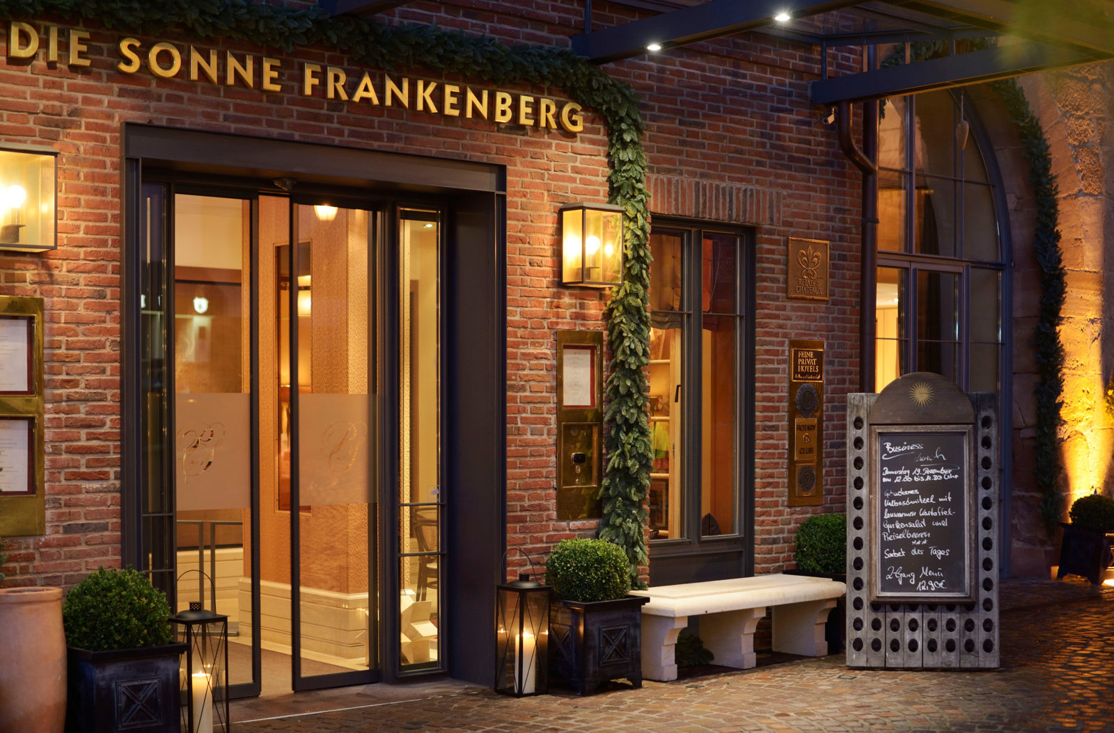 Eingang Hotel Die Sonne weihnachtlich