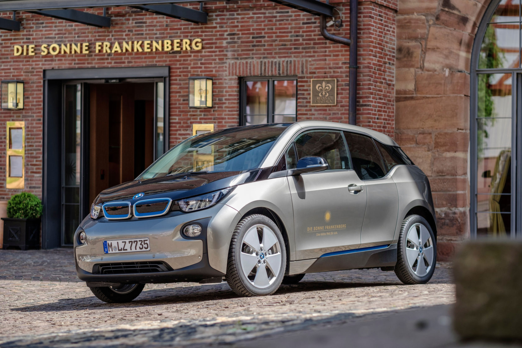 BMW i3 vor dem Hotel Die Sonne Frankenberg