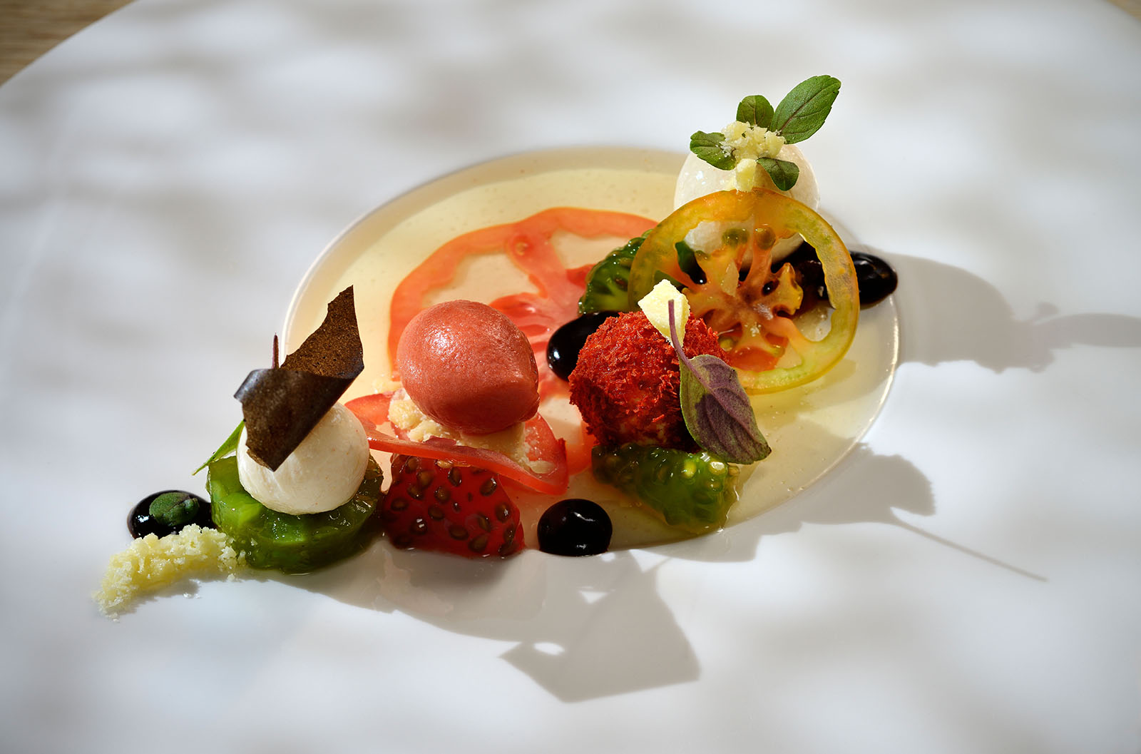 Vegetarisch, Variation von Ochsenherztomate mit geräuchertem Ricotta und Olivenkrokant