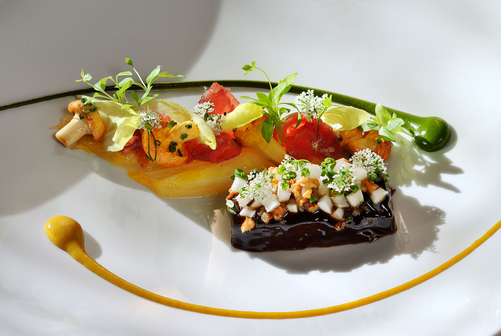 Holsteiner Ochsenbacke mit Chicoree, Petersilie und Pfifferlingen