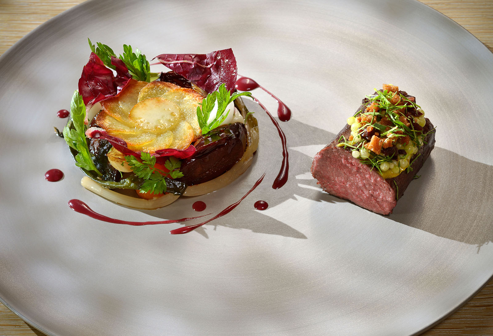 Battenberger Rehrücken und geschmorte Stelze, Radiccio Bärlauchwurzel und Luftzwiebel