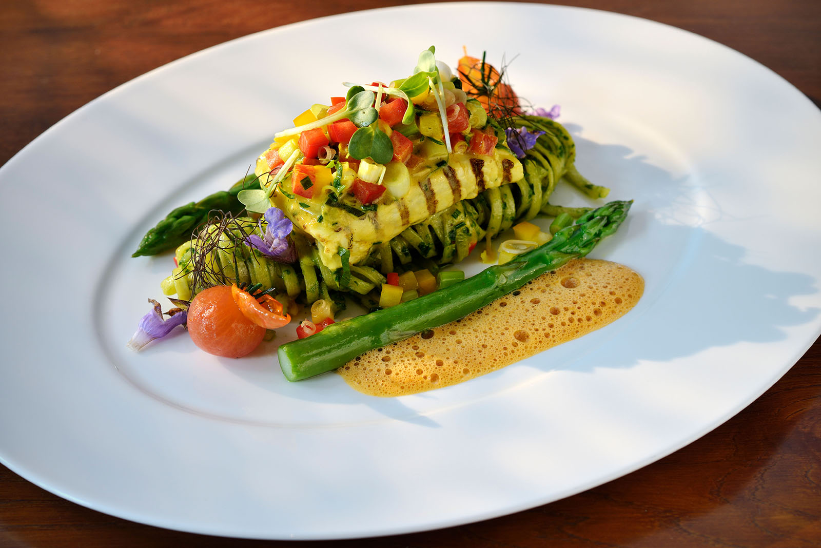 Gegrilltes Filet von Heilbutt auf Bärlauchpesto und grünem Spargel