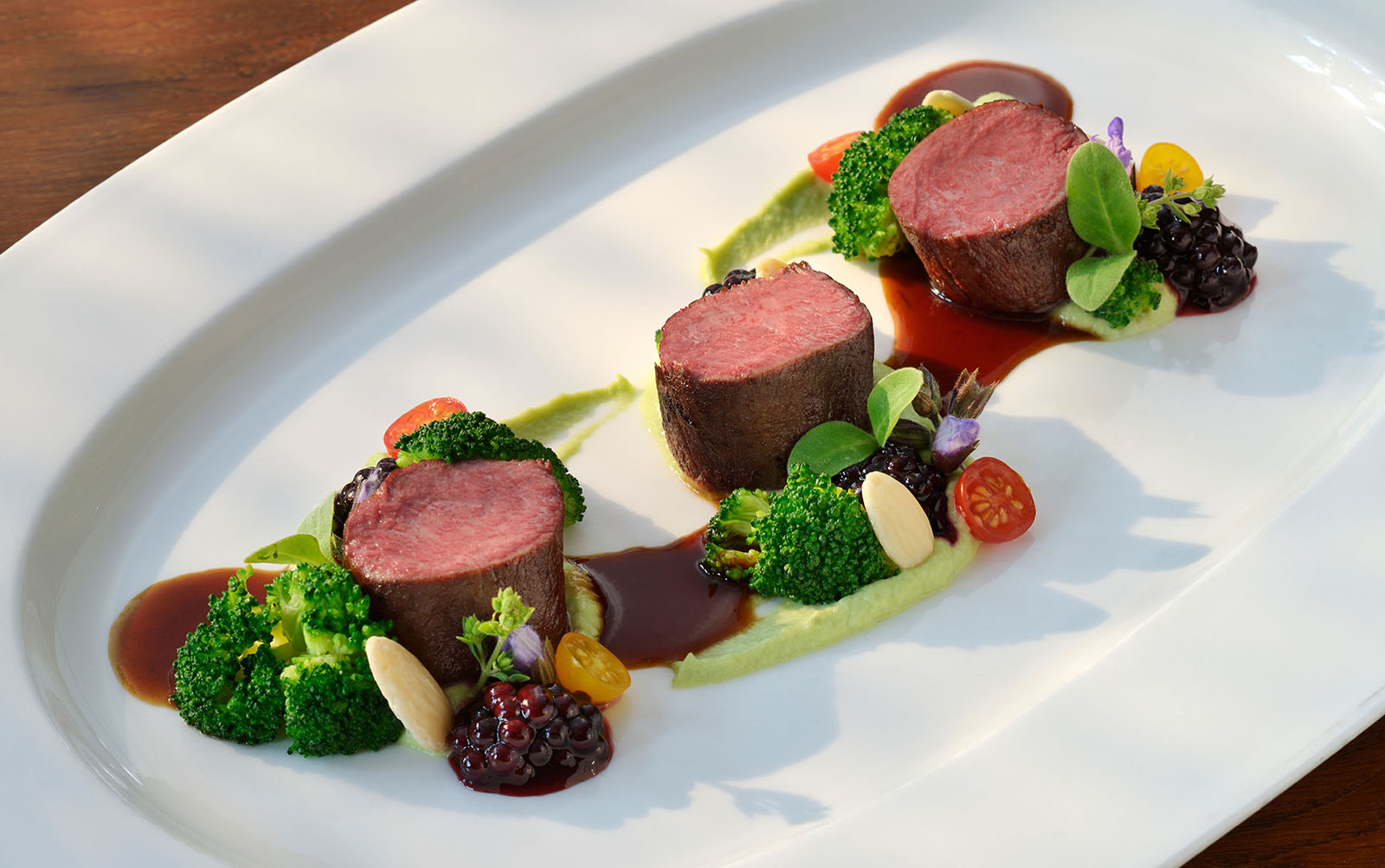 Heimischer Rehrücken mit Brokkoli und Mandelpüree