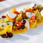 Mango-Mozzarella-Salat mit Zitronengras und Paprika angerichtet von unserem Küchenchef Timo Schröder.