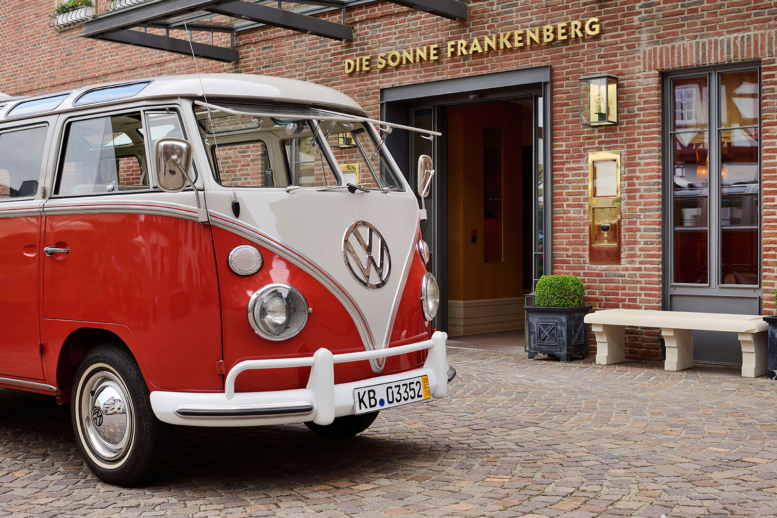 VW Bully vor der Sonne Frankenberg