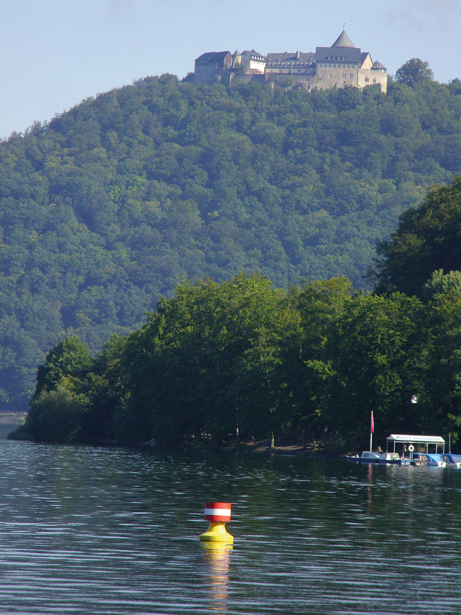Blick vom Edersee zum Schloss Waldeck