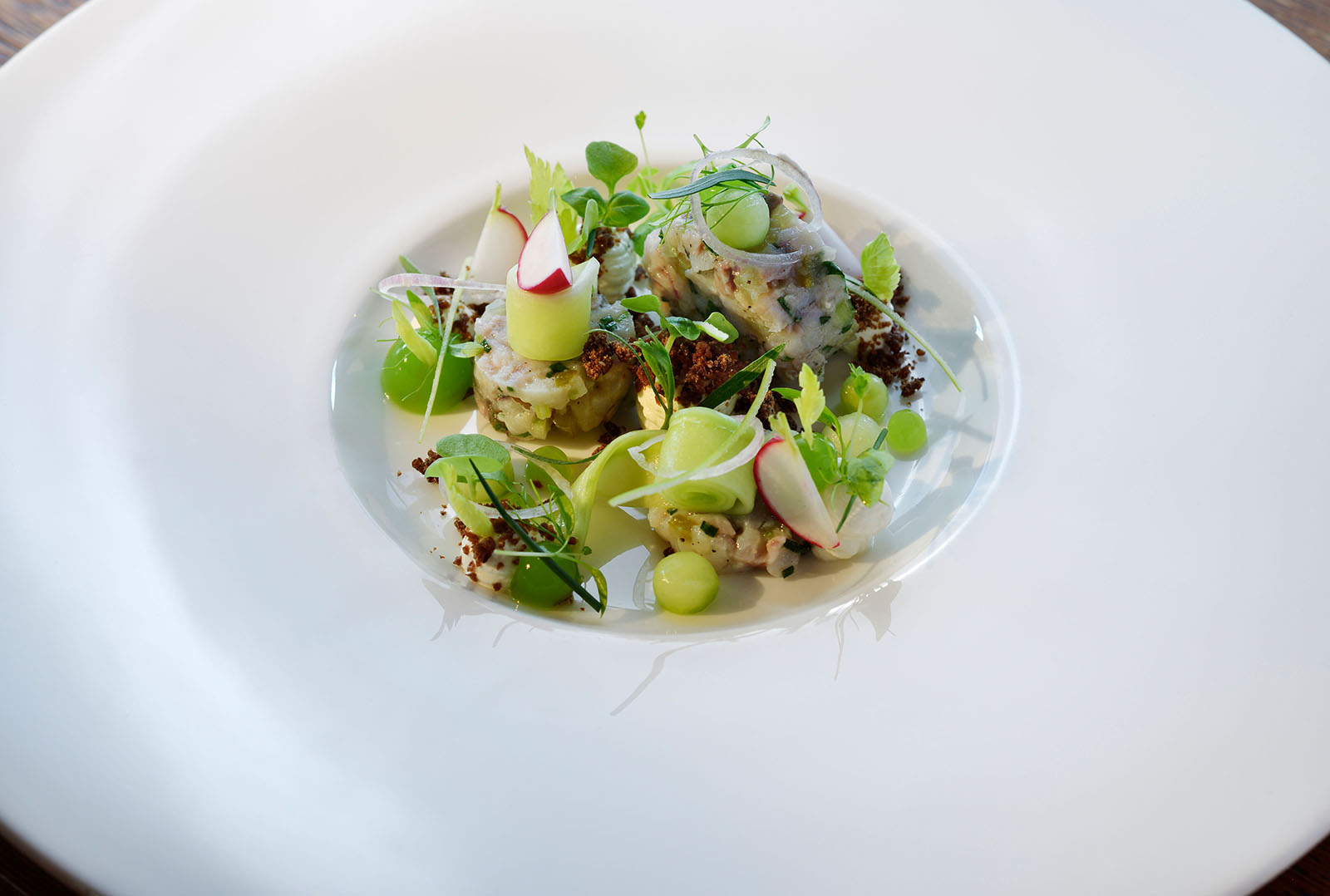 Auf einem Teller angerichtet die Variation vom nordhessischen Matjes von Chefkoch der Sonne Stuben - Timo Schröder.