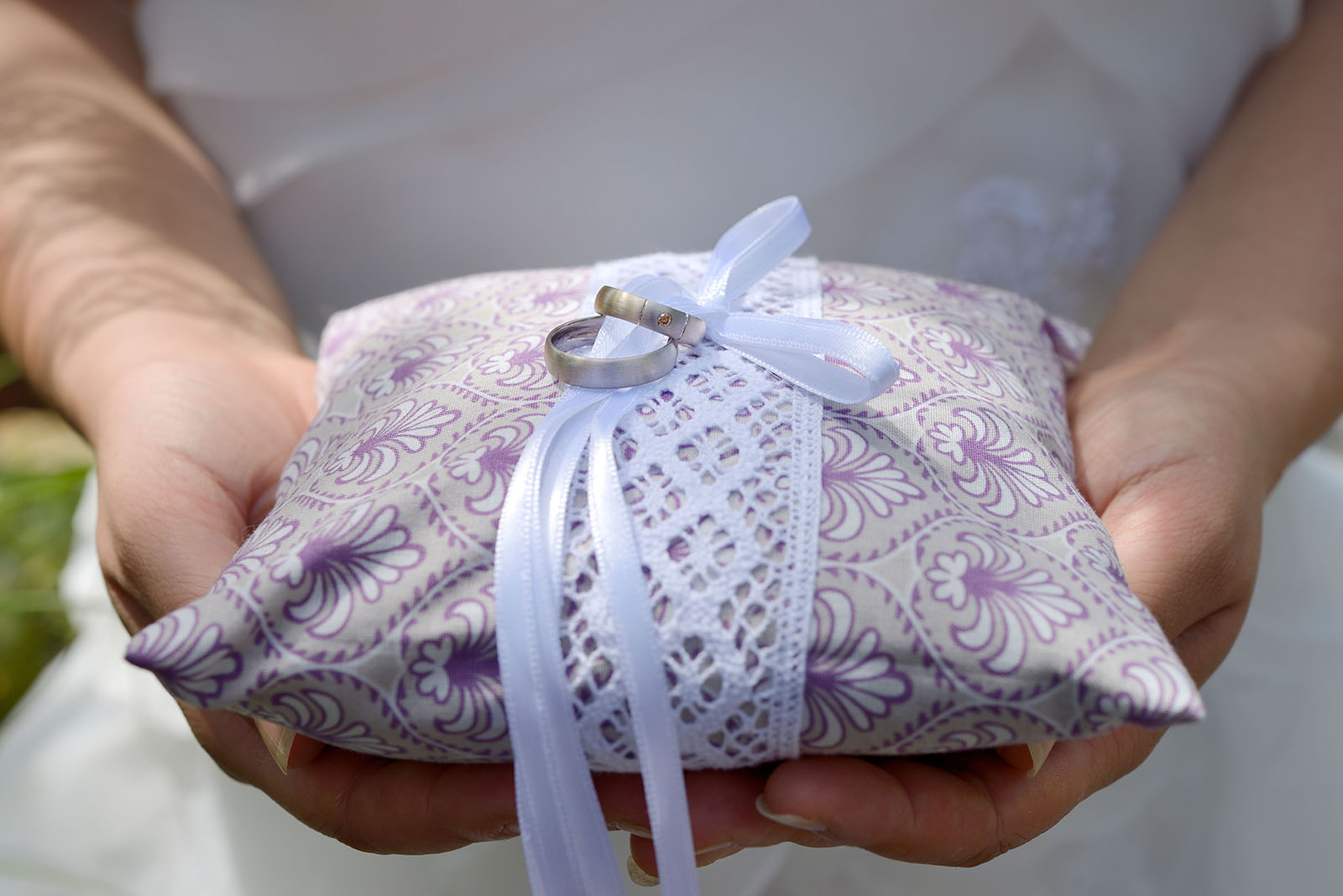 Trauringe auf Ringkissen