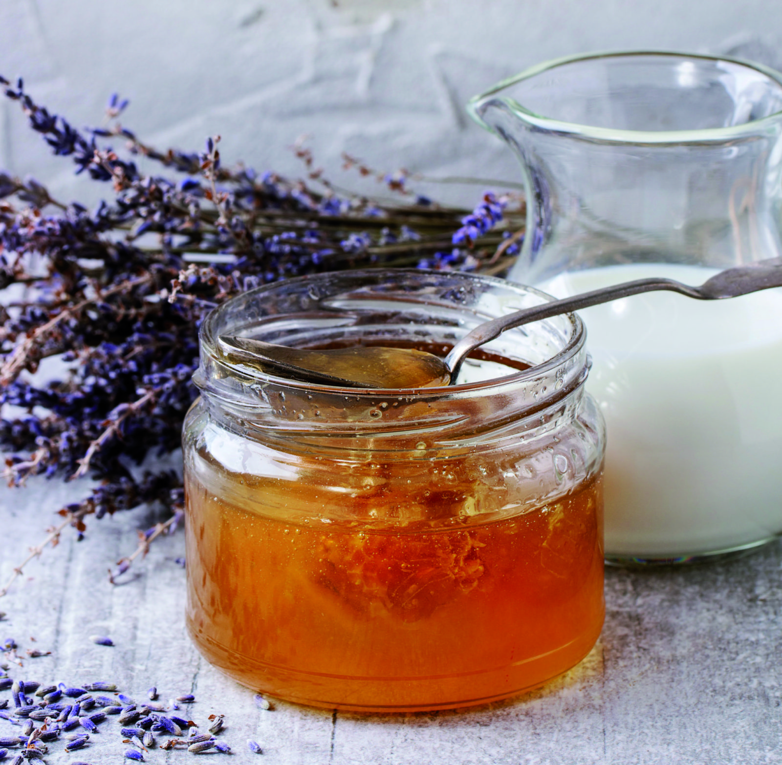 Honig, Milch und Lavendel im Bad