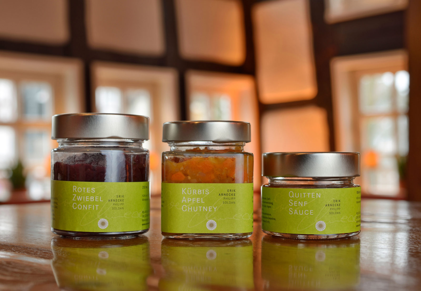 Rotes Zwiebel Confit, Kürbis Apfel Chutney und Quitten Senf Sauce